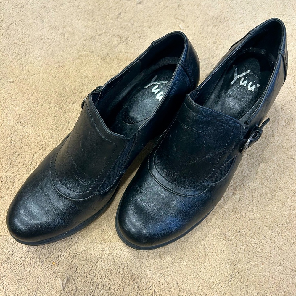 Yuu Maksim Black Faux Leather Side Buckle Women’s 2 inch Heel Loafers size 8.5M
